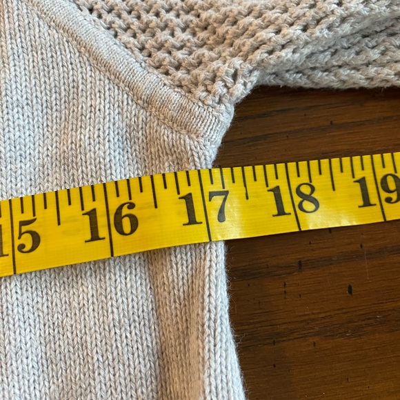 🤩💕Ivviva Girl’s size 14 Light Grey Knit Sweater (Size 4-6 between women’s)🤩💕 - Picture 7 of 10